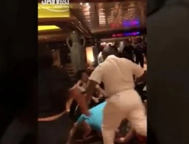 Άγριο ξύλο σε κρουαζιερόπλοιο μεταξύ 30 επιβατών [βίντεο]